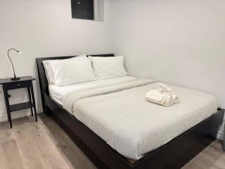 Chic 1BR Suite,Work Desk, Full Kitchen,Free Parking - 9