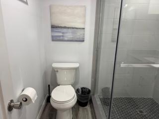 Chic 1BR Suite,Work Desk, Full Kitchen,Free Parking - 4