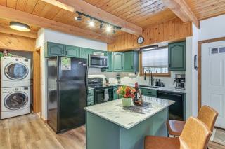 8 Mi to Mt Snow Cozy Bear Cabin with Hot Tub! - 6