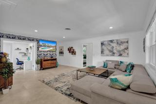 Stylish 4 Bed 2 Bath Pool & Spa - 9