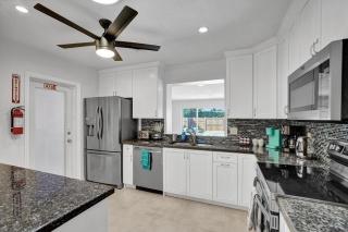 Stylish 4 Bed 2 Bath Pool & Spa - 7