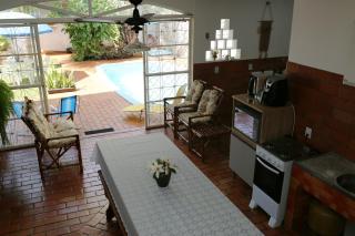 Casa com PISCINA no CENTRO - Estacionamento PRIVATIVO - 650m do Shopping JL - 2