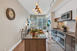 Downtown 2 BR Condo - River View, Parking, King Bed - 7