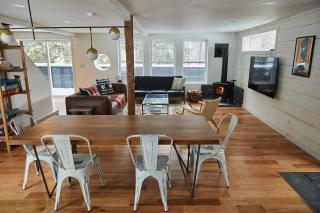 The Black Bear Cottage with tiny house & hot tub - 4