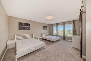 Waterfront Home, Fireplace, 90 min to Banff - 8