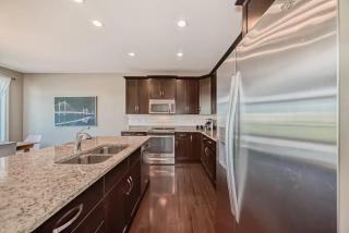 Waterfront Home, Fireplace, 90 min to Banff - 6