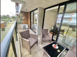 Modern beachfront apartment with pool - 6