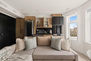 Cozy 1-BR Retreat in Torontos Vibrant West End - 6