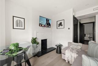 Cozy 1-BR Retreat in Torontos Vibrant West End - 7