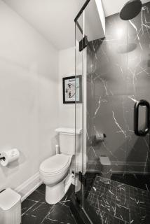 Cozy 1-BR Retreat in Torontos Vibrant West End - 2