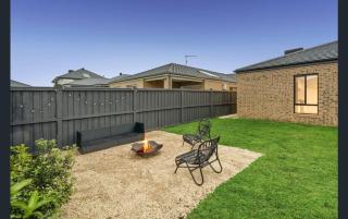 Waves & Moore Sleeping 8 Aircon Geelong Wineries Firepit Garage Aircon - 9