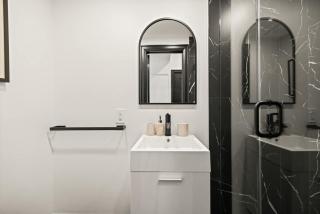 Cozy Parkside Getaway Steps to Transit & Lake - 3