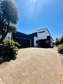 Modern Costal Escape-with Spa - 0