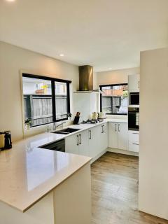 Modern Costal Escape-with Spa - 8