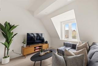 Stylish 2BR Toronto Condo Comfort & Convenience - 0