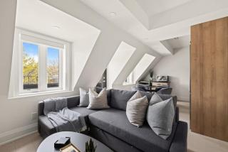 Stylish 2BR Toronto Condo Comfort & Convenience - 7