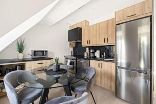 Stylish 2BR Toronto Condo Comfort & Convenience - 4
