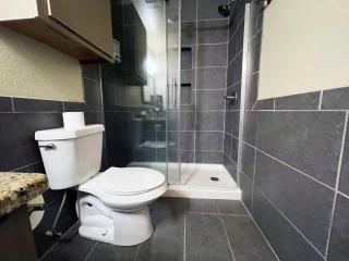 Full Kitchen, Beautiful & Brilliant Apt B - 8