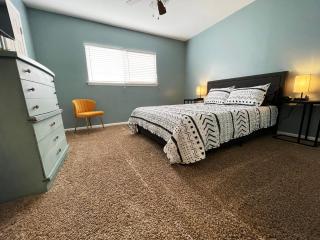 No Check-out Work Sleeps 8! Family-friendly C - 8