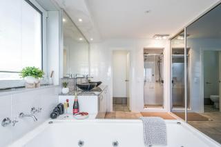 Oceans Waves - Luxury Apartment with ocean views - 5