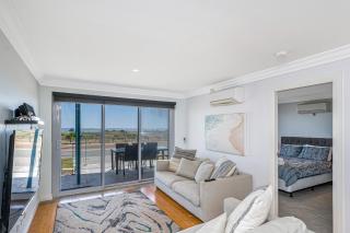 Oceans Waves - Luxury Apartment with ocean views - 3