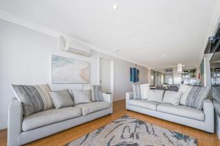 Oceans Waves - Luxury Apartment with ocean views - 1