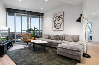 West Side Explore Downtown Melb in Chic Condo - 0