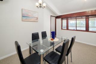 Wynnum Coastal Cottage - 6