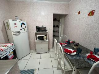 Pé na areia - 6 Hospedes Praia da Guilhermina- WI FI - Garagem- Quiosques e bares Supermercados ao lado - 6