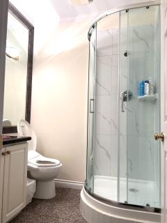 Two Bedrooms One King Bed and One Double Bed - 6