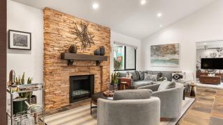 Design-forward Palm Springs home w saltwater pool lush yard multiple outdoor dining areas Casa Papagayo by AvantStay - Palm Springs - 8