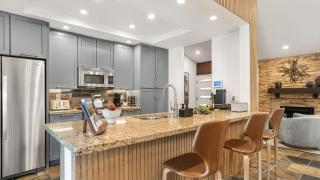 Design-forward Palm Springs home w saltwater pool lush yard multiple outdoor dining areas Casa Papagayo by AvantStay - Palm Springs - 5