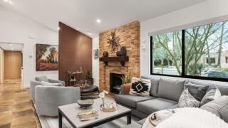 Design-forward Palm Springs home w saltwater pool lush yard multiple outdoor dining areas Casa Papagayo by AvantStay - Palm Springs - 2