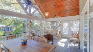 Steps to Isle of Palms Beach w Porch Dining Outdoor Shower Open Living Sea Haven by AvantStay - Pine Island - 9