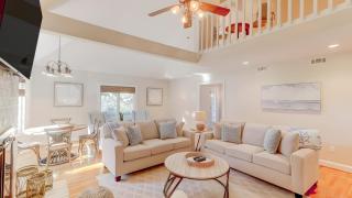 Steps to Isle of Palms Beach w Porch Dining Outdoor Shower Open Living Sea Haven by AvantStay - Pine Island - 6