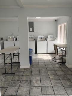 Gated - 1 King Bed 1 Bath Apt with Full Kitchen 103 - 4