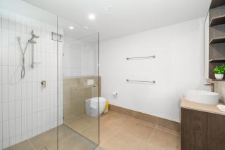 Modern 2-Bed Pool& Gym + Free Parking 5m to Shops - 5