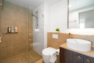 Modern 2-Bed Pool& Gym + Free Parking 5m to Shops - 2