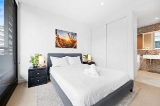 Modern Lakeside Living at Monarc - 2BR w parking - 9