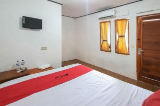 RedDoorz near Pantai Ujung Genteng 2 - 4