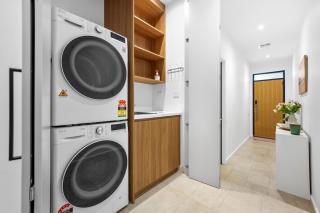 Stylish 2BR Home in Doncaster with parking - 5