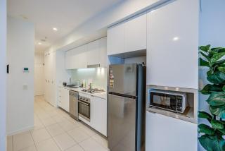 Modern 1BR Retreat - Pool, Gym, Parking - Walk to South Bank - 1