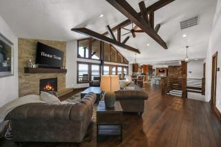 Lakefront Ozarks Home w Private Dock & Pool - 2