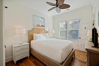 AV3-37: 3 37th Avenue - 1