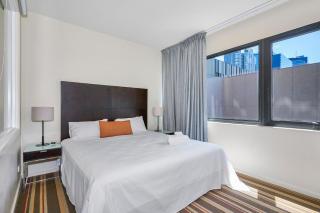 Central City Suite Steps to Bourke & Swanston - 5