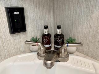 Premium Glamping - Pool Waterslide Wi-Fi & Private Patio Lounge - 4