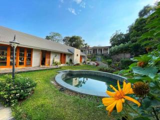 The Pangrango Huis Villa - 2