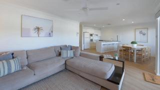 North Avoca Pearler - Just Opposite The Beach - 8