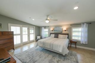 Points Hideaway - Beautiful Home wStunning SunsetWater Views on Bean Point Pool Bar Foosball - 9