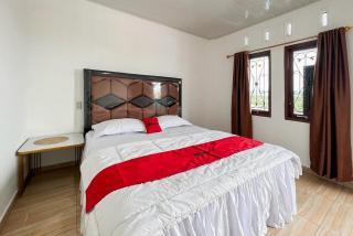 RedDoorz at Raya Hotel Berastagi - 5